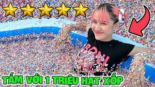 Tắm Với 1 Triệu Hạt Xốp Trong Bể Bơi | Bathing With 1 Million Porous Particles - Vê Vê Channel