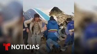 Así fue como sobrevivientes salieron del avión que se desplomó en Kazajistán | Noticias Telemundo