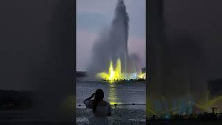 Chinese girls  like to take pictures by the lake and watch fountains