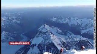 Севастополец Юрий Круглов водрузил флаг родного города на Эверест