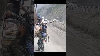 army ka traffic jaam Ho Gaya piche  se ek gadi dhakka maar