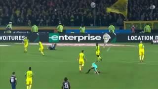 ARBITRO TIRA UN CALCIO AL GIOCATORE IN NANTES-PSG