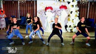 School of models dancing middle group hip hop