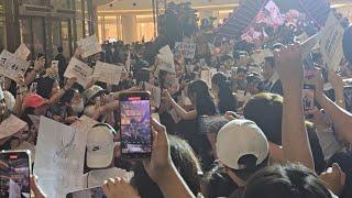 Blackpink Jennie and Jisoo signing autographs for fans 8-9-2024