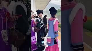 【大陸】回頭率爆表！四川一彝族女生穿民族服飾乘動車出嫁