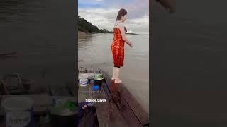 yuuuk intip gadis Kalimantan mandi di sungai Mahakam 