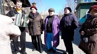 Павел Сивков (гармонь) и Уральские бабушки - "Как родная меня мать провожала" и "Катюша".