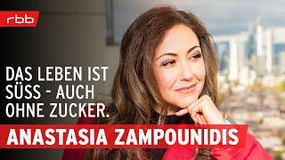 Anastasia Zampounidis - die Autorin und Moderatorin im Interview