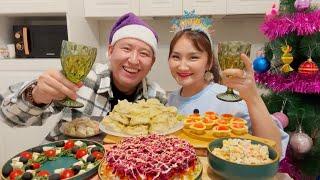 НОВОГОДНИЙ МУКБАНГ САЛАТЫ ОТ БАГЖАН ОЛИВЬЕ,СЕЛЕДКА ПОД ШУБОЙ, ЗАКУСКА Mukbang не асмр