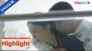 His crush carried him piggyback to the doctors when he hurt his foot | Falling into You | YOUKU