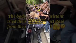 Bodyguards and assistants tried to help Rosé escape the crowd #shorts #blackpink #rosé