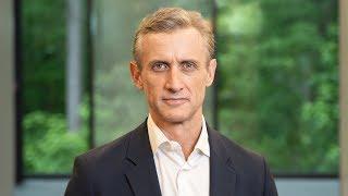 Dan Abrams, Chief Legal Affairs Anchor ABC News, address Graduating Class