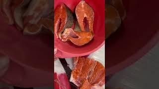 Подготавливаю форель для заморозки/Preparing trout for freezing