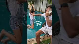 ELE ME JOGOU NA PISCINA DEPOIS DISSO 