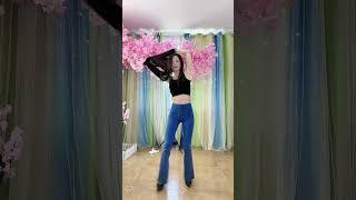 我跟个风。别人都是后背摇。我来个前面摇# 跟着节奏嗨起来，广场舞大长腿美女@忠平宋