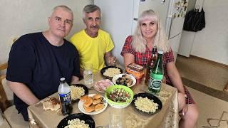 Мукбанг ОТМЕЧАЕМ наш приезд и ДР Вована! Что задарила НАТАША? ПРАЗДНИЧНЫЙ семейный ужин в России