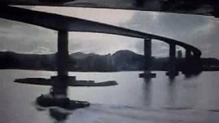 Avião faz vôo rasante por baixo do vão central da Terceira Ponte