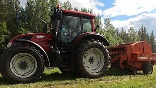 Baling hay with a Valtra N123 H5 and a Welger RP12S