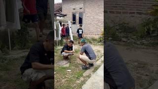 Kalian waktu bocil main bola gini juga ga,mainnya ga mau gantian #shorts #lucu #kocak