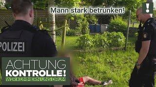 "Sie sind ECHTE Polizisten?!"  Betrunkener Mann liegt an PARKPLATZ | Achtung Kontrolle