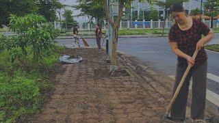 two women want to help me clean the sidewalk. Clean up 007