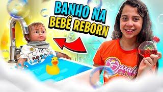 AS MENINAS DERAM BANHO DE VERDADE NO BEBÊ REBORN !