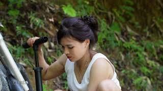 The genius girl went to repair HONDA tires for the farmer