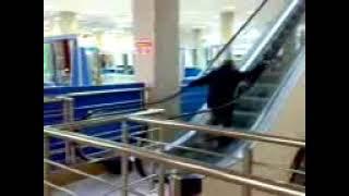 Прикол - Бабка против эскалатора ( Grandma against escalator ( moving staircase))