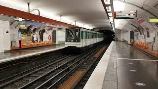 MF67 : Arrêt à la station Rue du Bac sur la ligne 12 du métro parisien