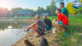 На выходных надо и рыбы наловить и гараж построить. Летом друзья и родственники приезжают чаще.