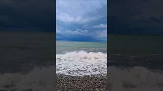 Черное море сегодня штормит, в районе Лазаревское.