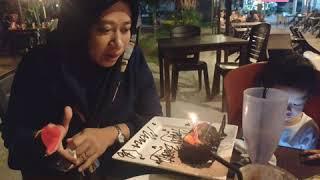 Dapat suprise kek 38thn birthday mokcik di Coxn Cafe Pontian, Johor.