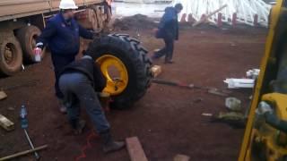 Монтаж колеса JCB взрывом.
