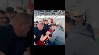 Ostra akcja przy stole „siłowanie się na rękę” z Kamil Jabłoński