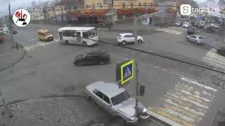 Уходя от столкновения с Ладой, Волга врезалась в столб. Real Video