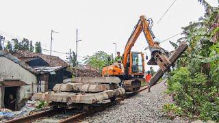 Kereta Unik, Ekskavator Dapat Berjalan di Rel Kereta Api untuk Keperluan Proyek #keretaapi #proyek