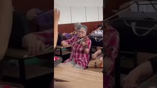 老年大学小提琴乐团排练，气势磅礴！乐队老师介绍，“老人们热爱小提琴，练习非常刻苦。” #老年生活 #音乐