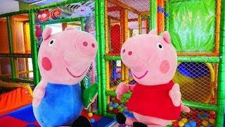 Vídeos de Peppa Pig. - Juguetes peluches se descansan.