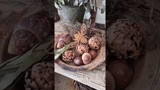 Sommerliche Dekoidee für das antike Holztablett. Viel Freude beim Kreativsein wünscht Mrs Greenery.