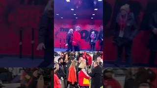 "When Taylor Swift and Donna Kelce Took Over Travis Kelce’s Game – A Night to Remember!"