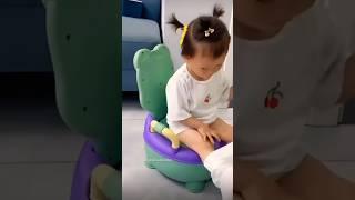 KID CLEANS HERSELF#baby#babyvideos#poop#toilet#clean#cute#funny#comedy#ytshort#shortvideo#status