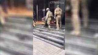 СБУ спиливают защитную решетку на входе в "Укрнафту"