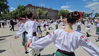 Хора в центре города Бельцы  - 22 мая 2024 г.