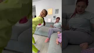 ‍ MAMA o IUBEȘTE pe ARIANA MARIA si o PUPA pe FUNDULET ️ #shorts MOM Kisses 