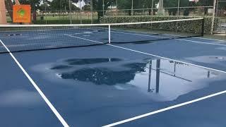 EL DRENAJE DE UNA CANCHA DE TENIS CUANDO LLUEVE