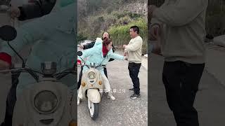 女路人被人贩子绑架危在旦夕，关键时刻机智美女假扮成她的姐姐成功救走路人，并告诉路人回家的路，为好人点赞！#funny #乡村生活 #搞笑视频 #正能量 #原创视频#意想不到的结局【小云优选】