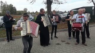 Ksiądz na akordeonie - mocny skład muzykantów w Dębinach! 16.10.2022 r.