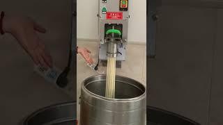 #noodlemaker #ramennoodles #noodles #foodmachine #noodlemakingmachine