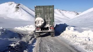 Спуск с перевала на башмаке (Колымский зимник)