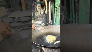 Famous Peshawari Breakfast Halwa Puri | Soft And Crispy Puriyan | Fawara Chowk Peshawar #shorts
